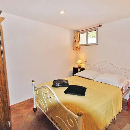 Les Petugons Apartment
